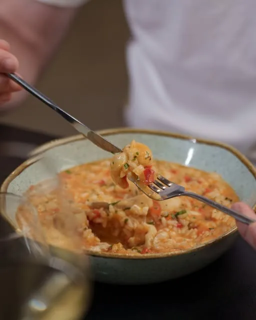 Arroz malandrinho a ser servido à mesa