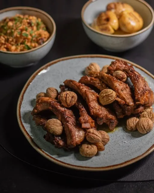 Costeletas grelhadas com castanhas, arroz e batata nova