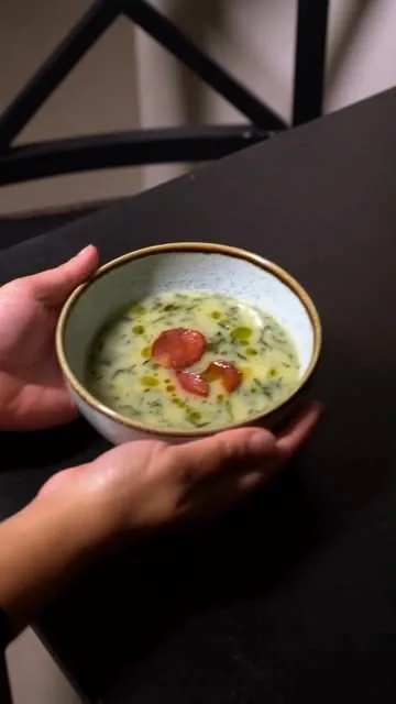 Creme de ervilhas numa taça, servido à mão