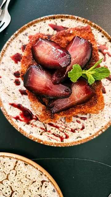 Rabanada com pera bêbeda, hortelã e calda de vinho tinto